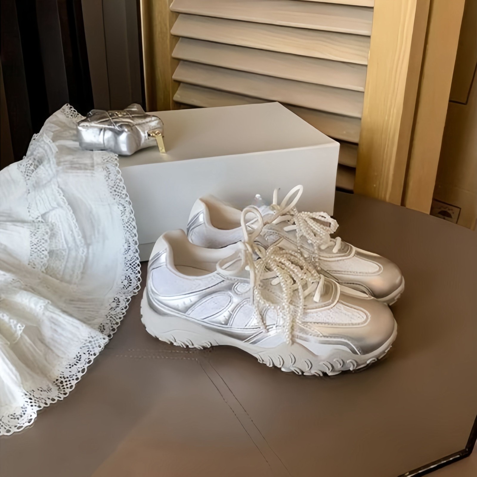 2025春季新款月牙底蕾丝珍珠休闲德训鞋女时尚软底百搭轻便阿甘鞋