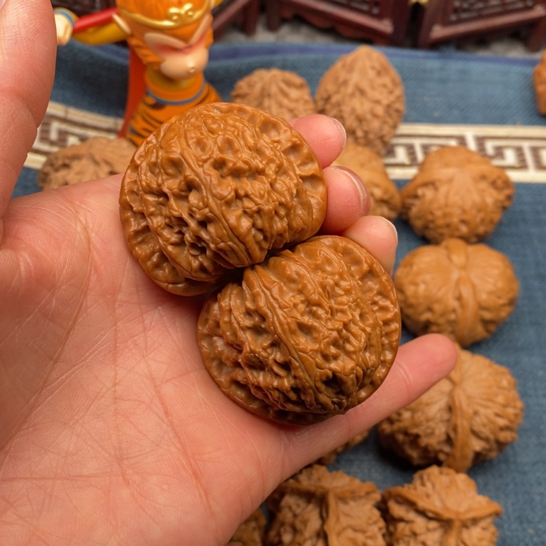 文玩核桃把件43白狮子红皮