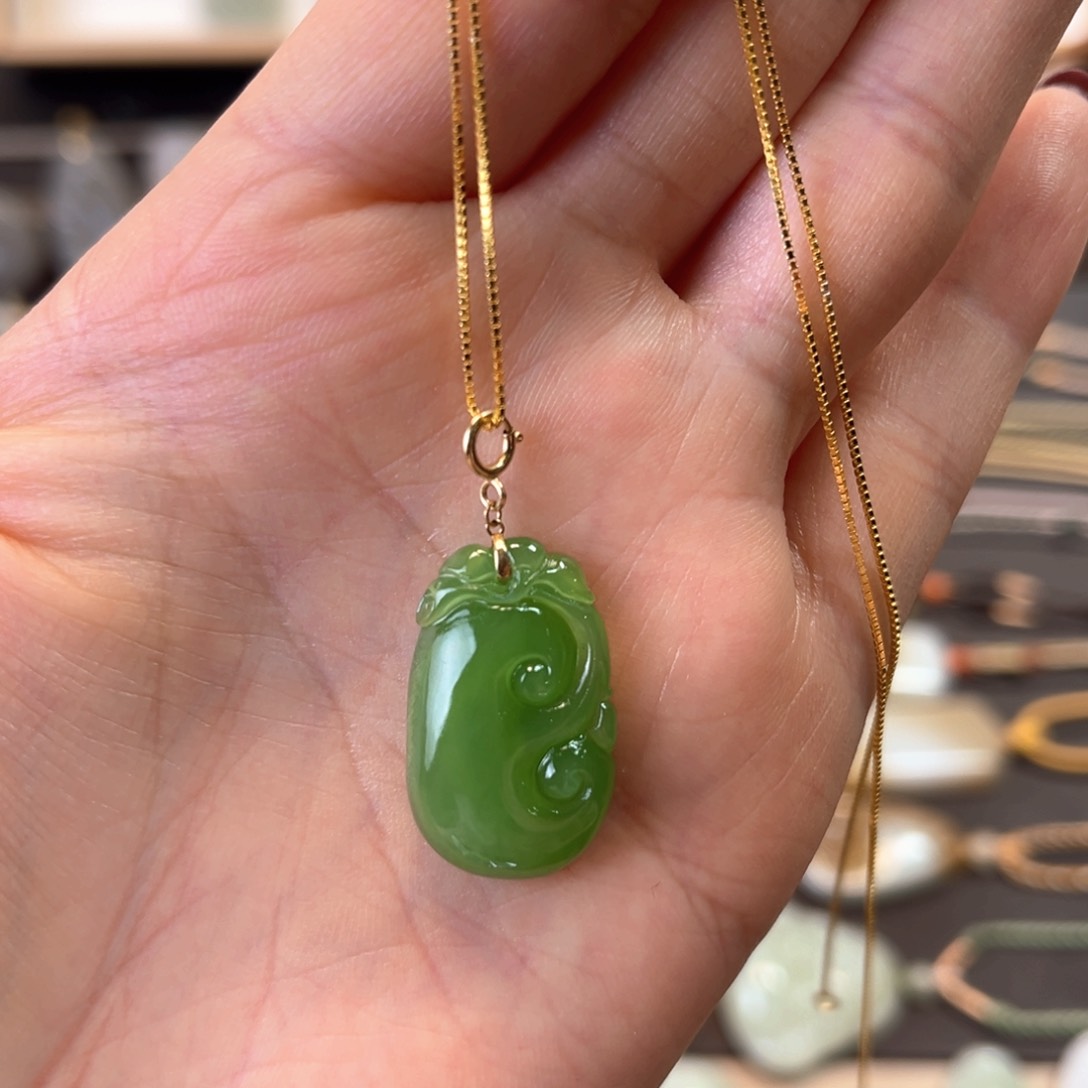 和田玉颈饰18K金镶嵌碧玉如意