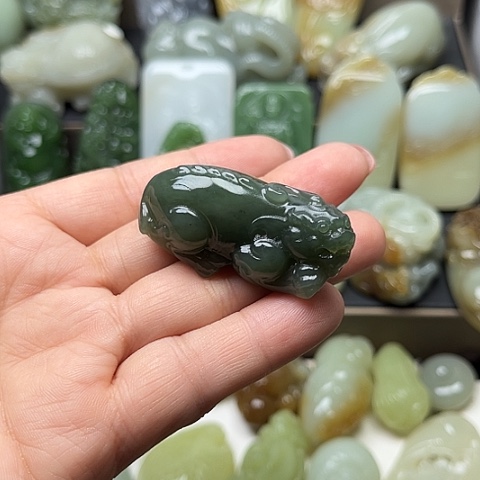 颈饰未镶嵌和田玉龍**人