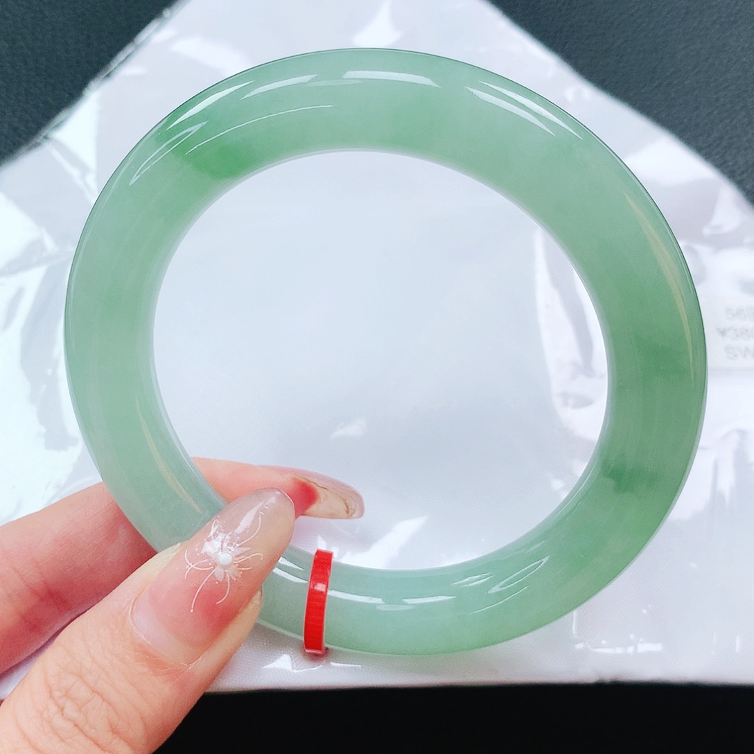 翡翠手镯未镶嵌56圈
