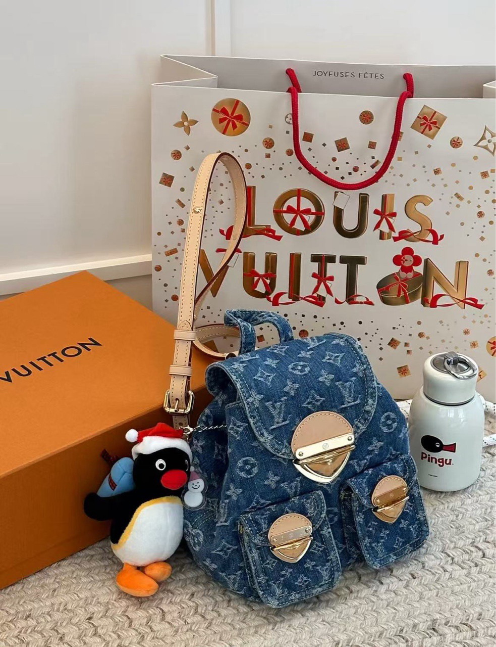 95新 LouisVuitton/路易威登 展会外场！牛仔金扣双肩包