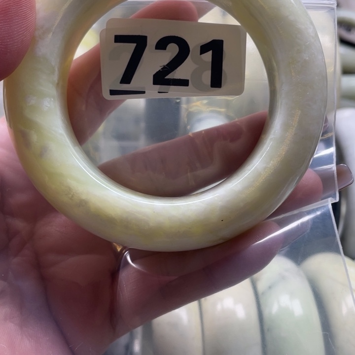 多***菜蛇纹石玉未镶嵌手镯