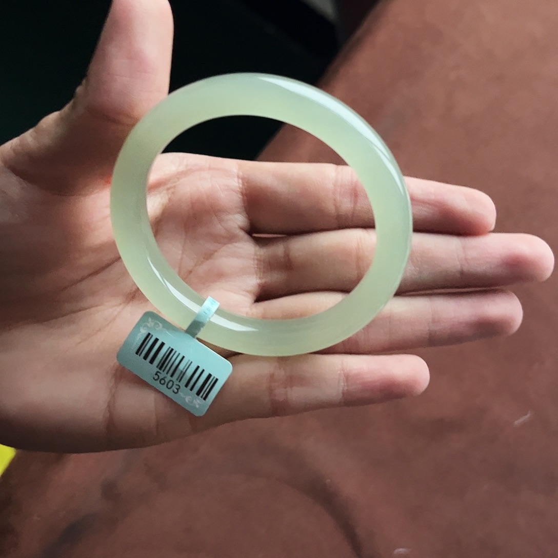 和田玉手镯未镶嵌大**?