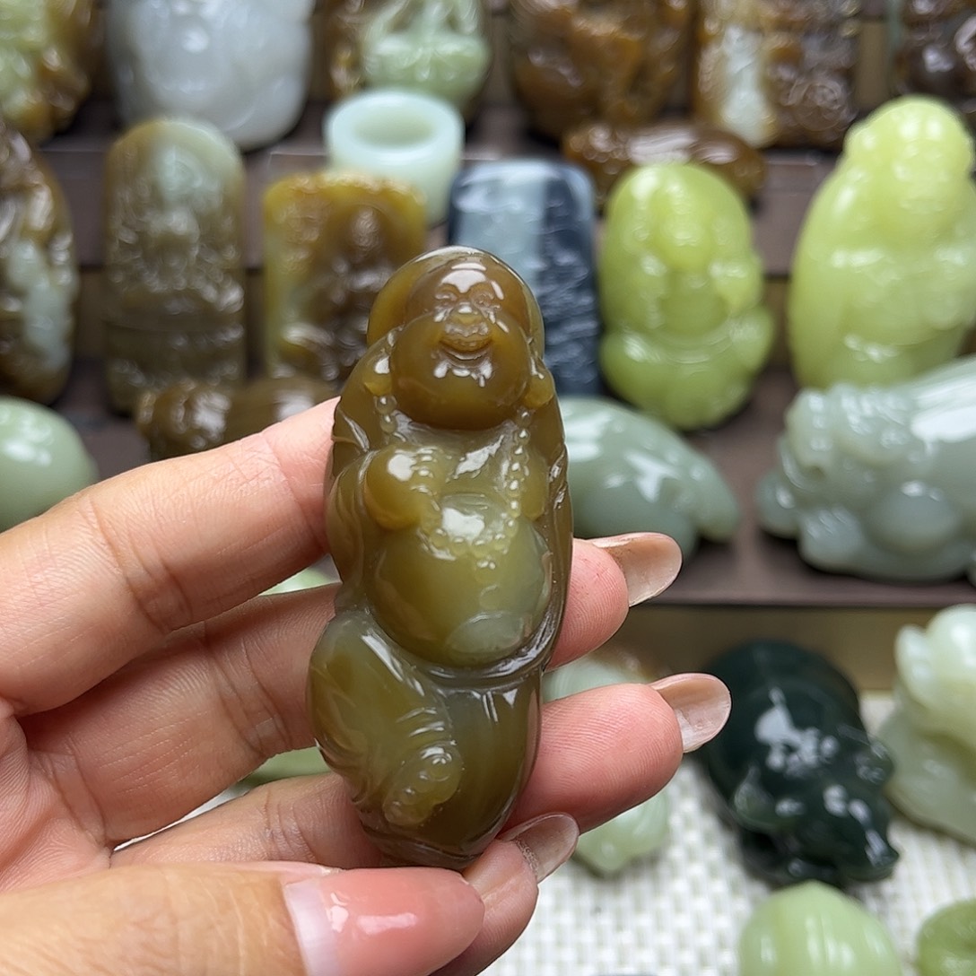 额***王和田玉未镶嵌颈饰