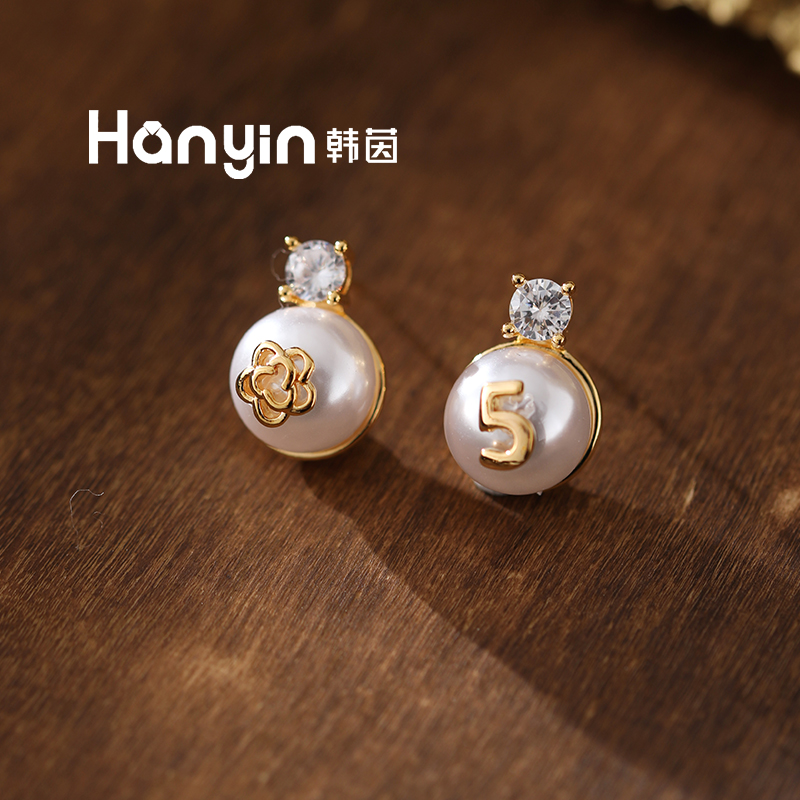 铜合金仿珍珠耳饰 925银针小香数字5不对称山茶花珠珠耳钉AAA