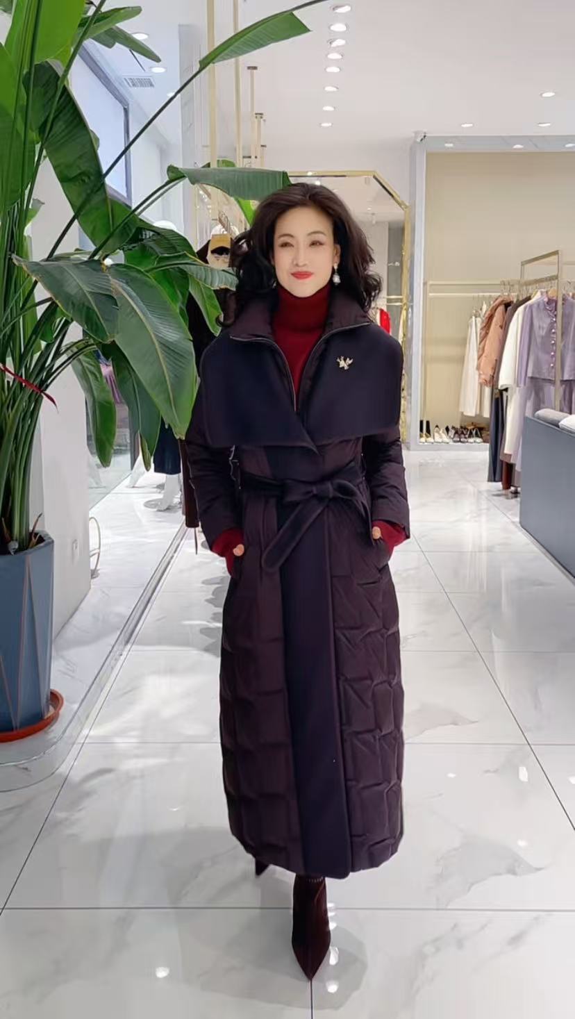 8126紫檀色长款羽绒服