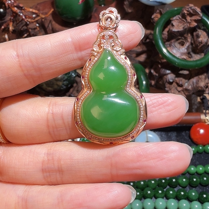 和田玉（碧玉）18K金镶嵌颈饰乌兰海果绿