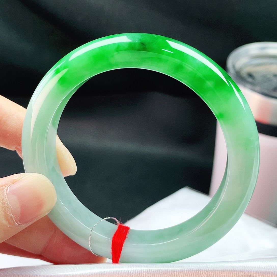 翡翠手镯未镶嵌54圈