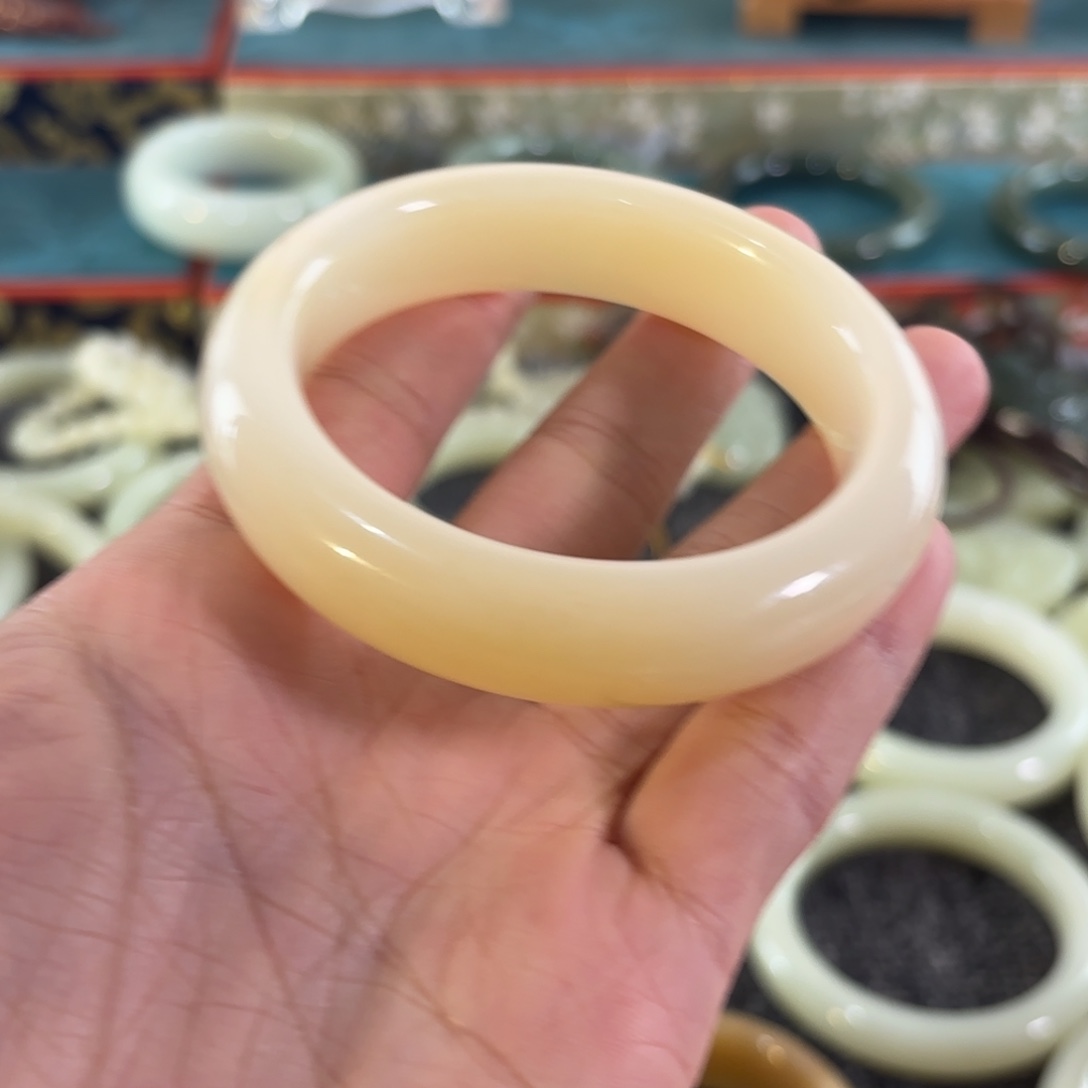 神***婆和田玉（糖玉）未镶嵌手镯