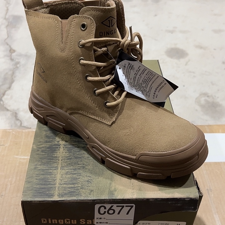 编码677号。41码防砸防刺劳保鞋。
