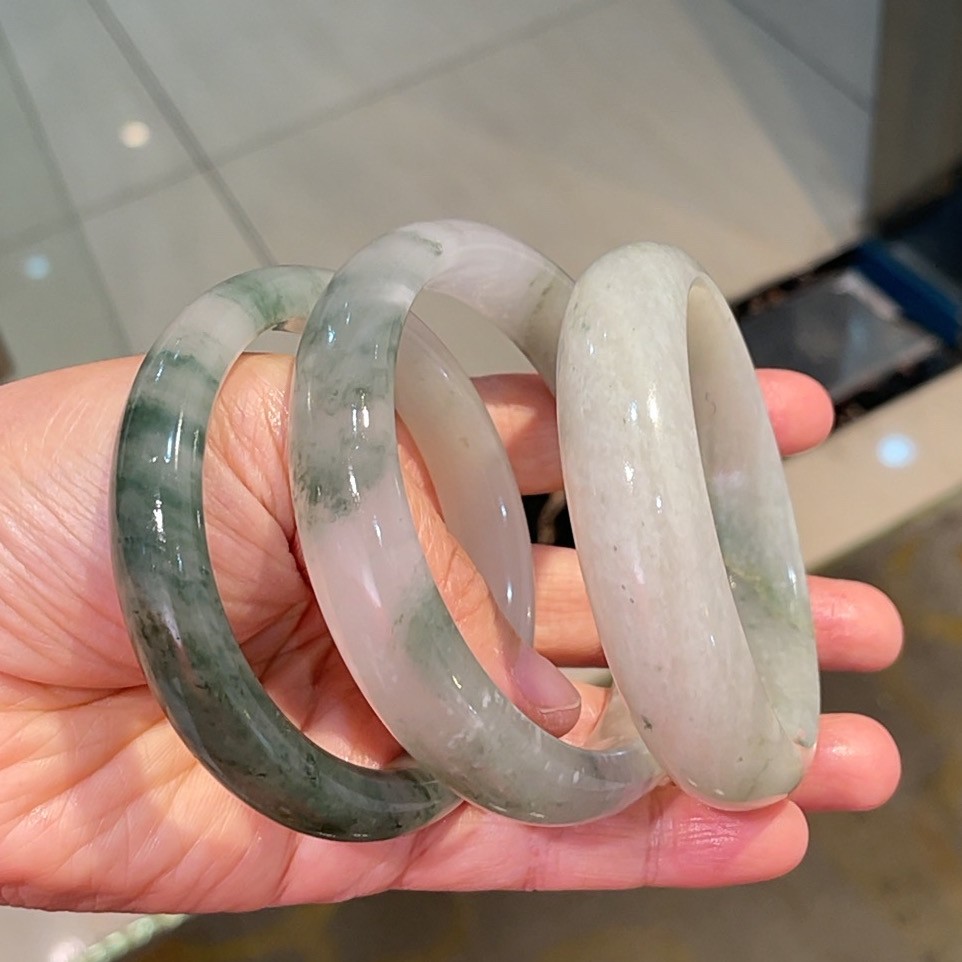 天然玉镯轻奢石英质玉手镯，多样性发，圈口齐全