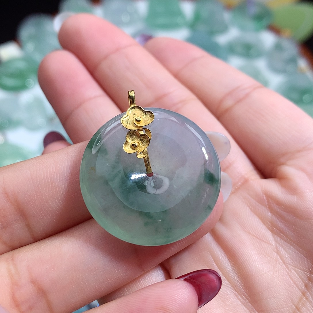 翡翠未镶嵌颈饰平安