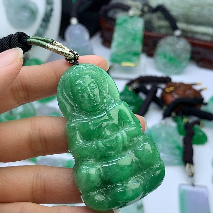 翡翠未镶嵌吊坠(赠链)