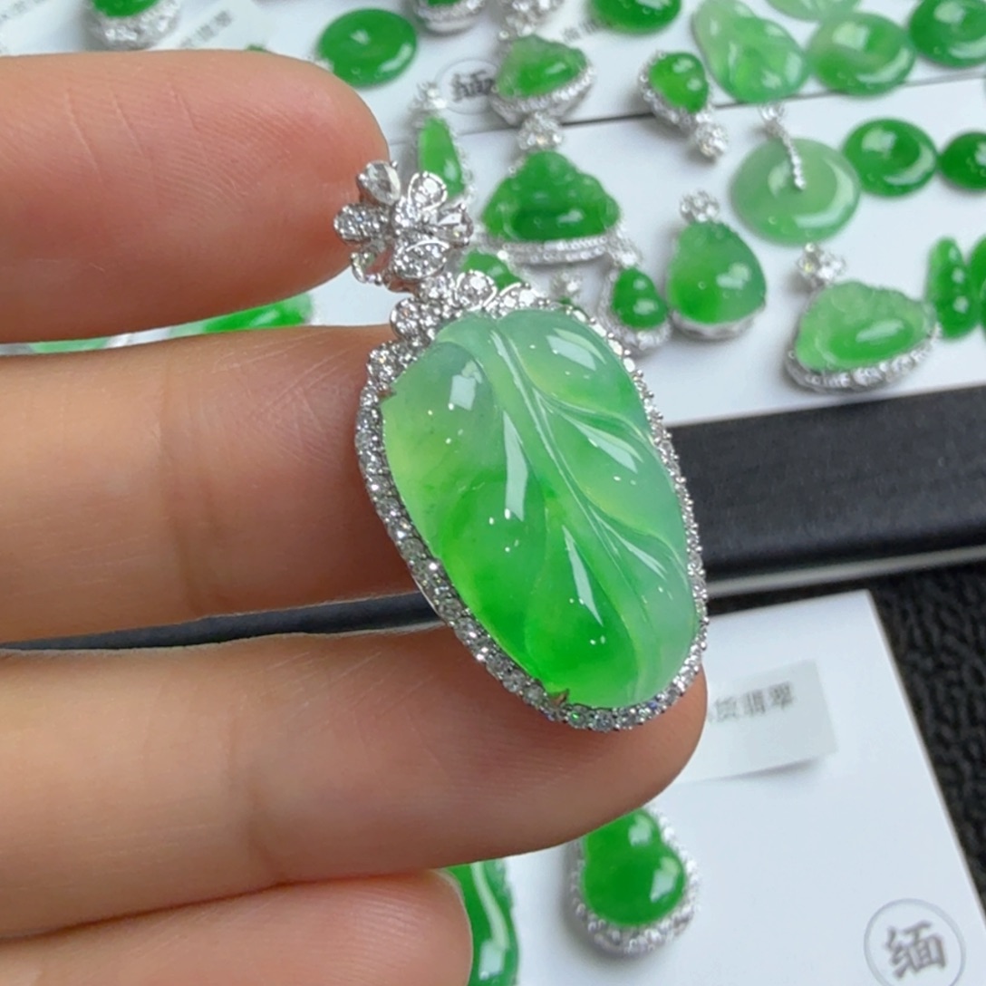 颈饰18K金镶嵌翡翠叶子