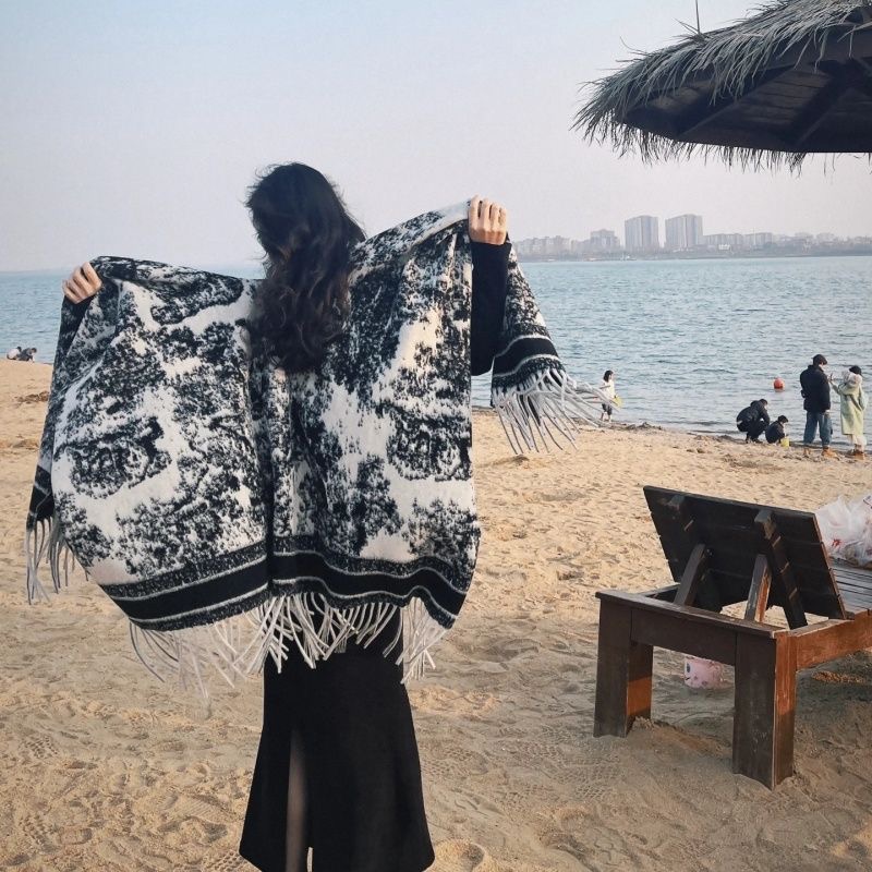 山水墨画高端秋冬季百搭流苏时尚简约外搭长款街头风保暖加厚披肩