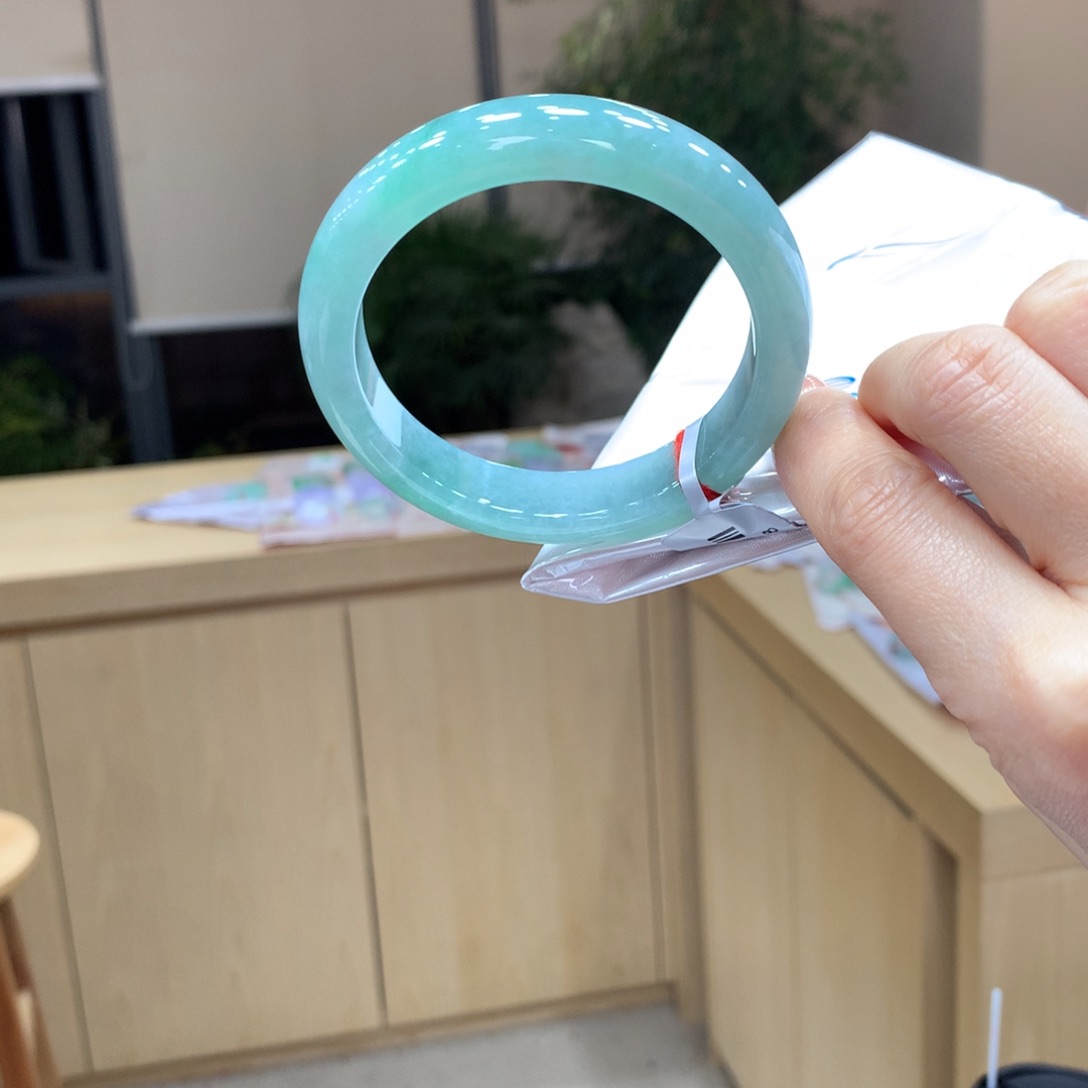 翡翠手镯未镶嵌不退不换