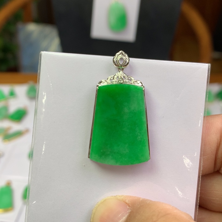 无***谁翡翠18K金镶嵌颈饰