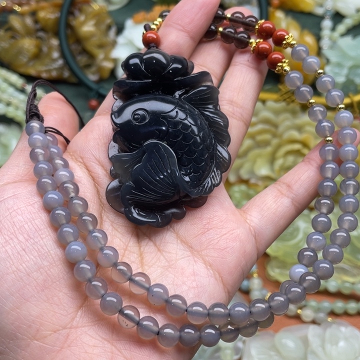 蛇纹石玉吊坠合金