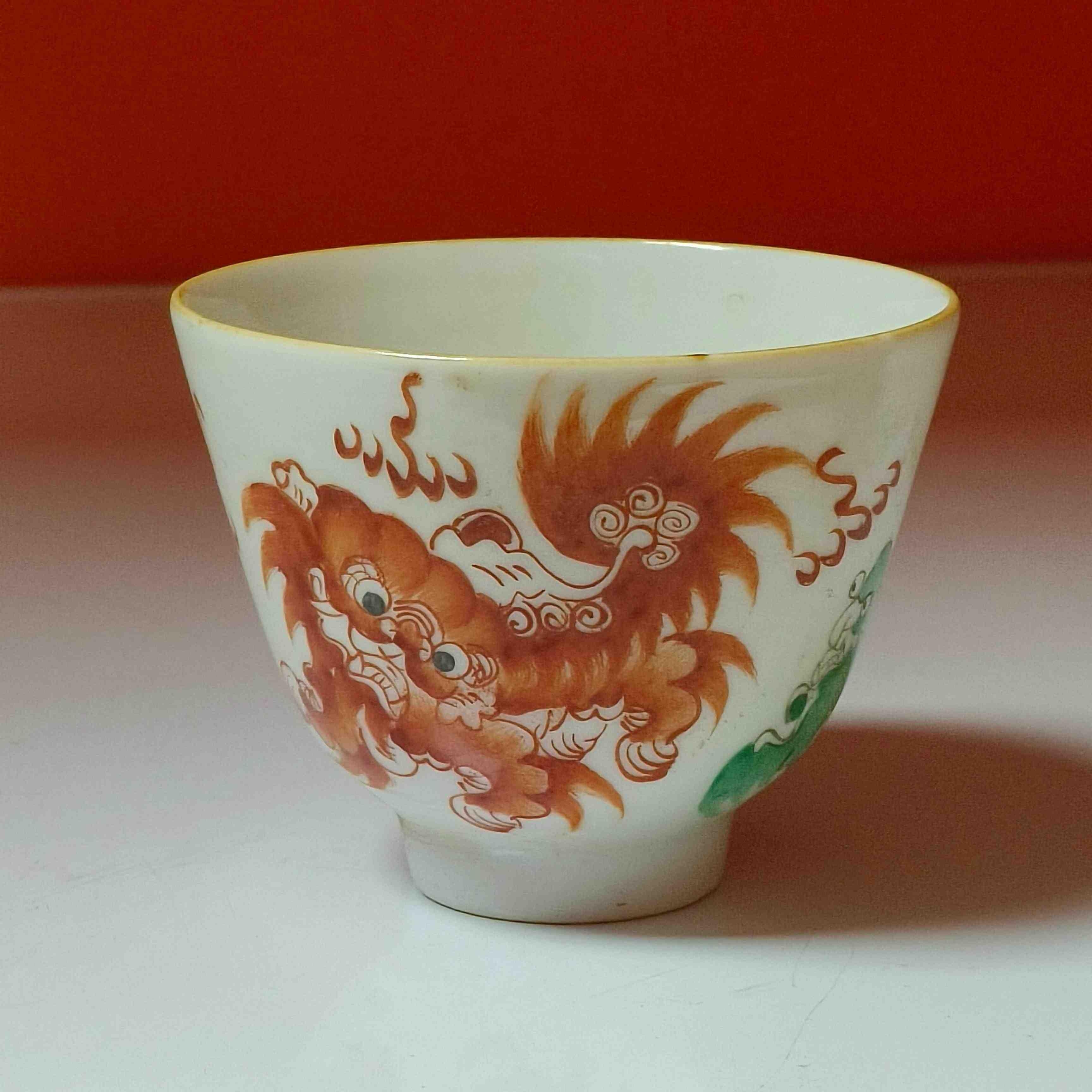3643清晚期 粉彩瑞兽纹主人杯