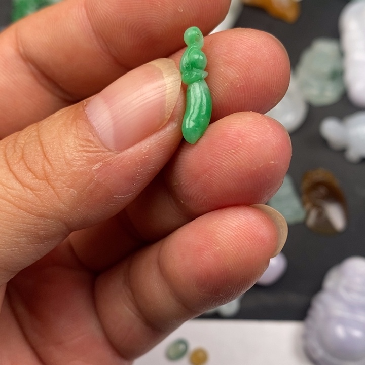 小***树翡翠未镶嵌颈饰翡翠