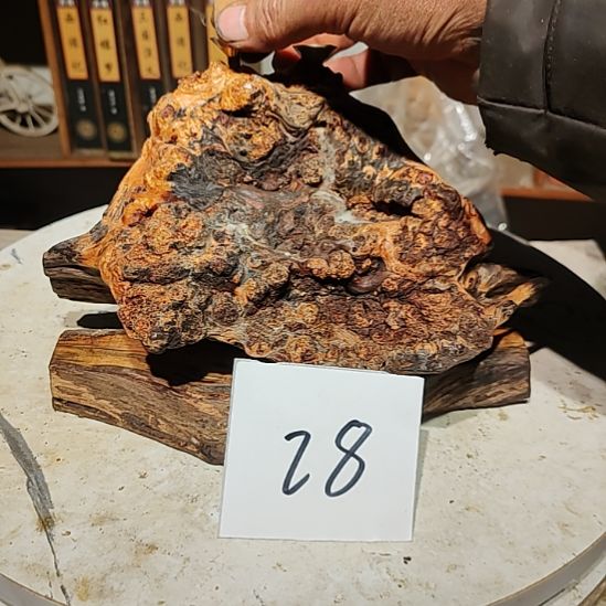 四***爷松木28北沉香琥珀木天然造型山水摆件。