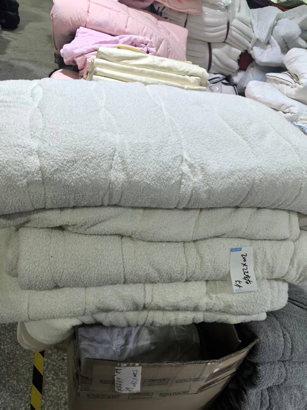 《厚广家》3楼200×220白色法兰绒/卷毛绒被子 发1张6.6斤