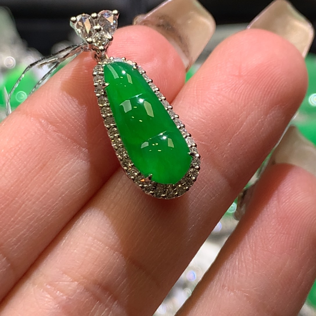 翡翠颈饰18K金镶嵌吊坠