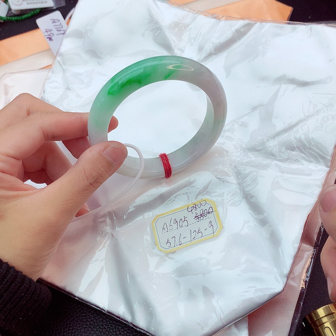 翡翠手镯未镶嵌翡翠