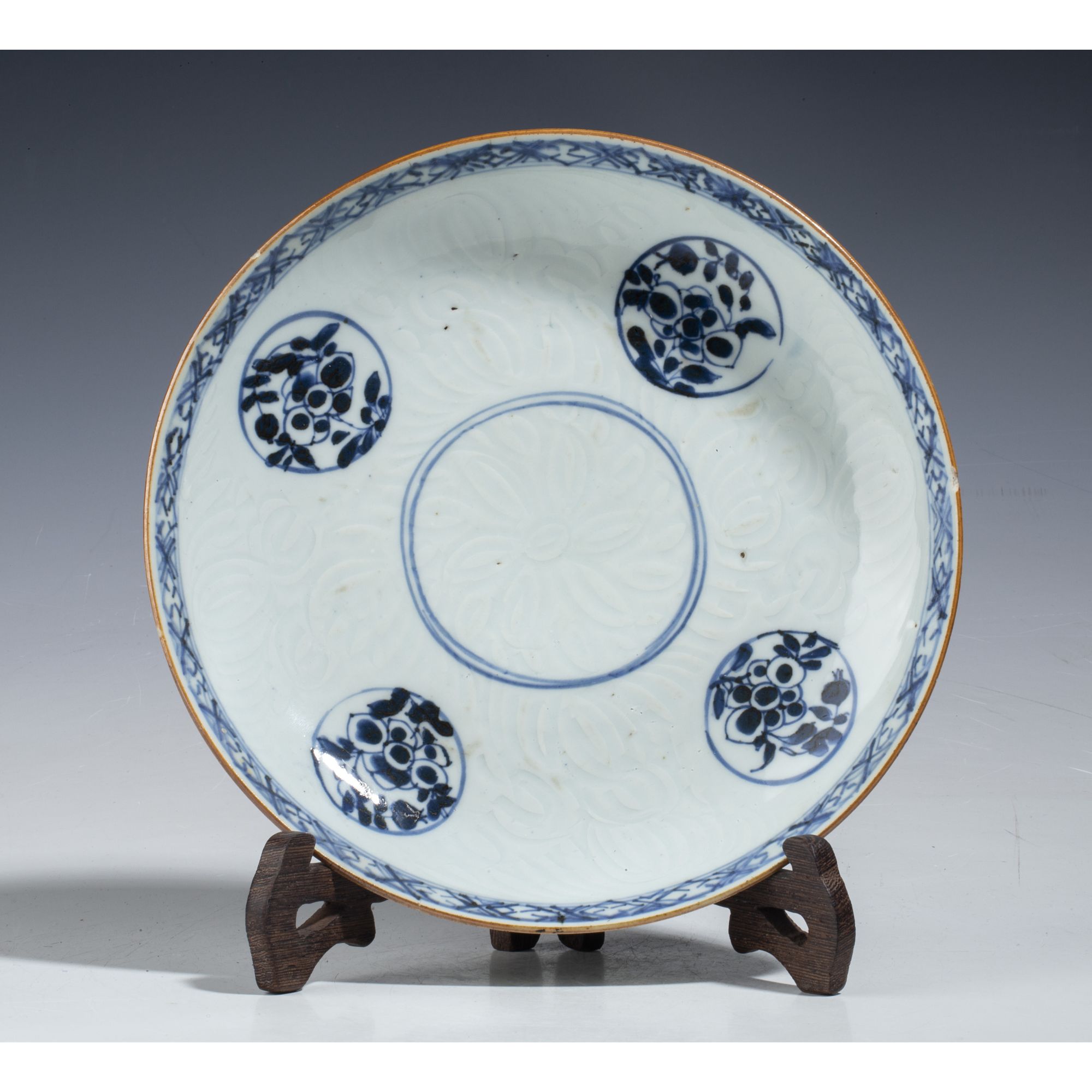 【拍卖-清康熙】·青花暗刻花卉纹盘