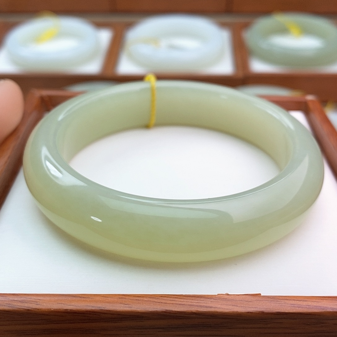 和田玉（青白玉）手镯未镶嵌爱****虫