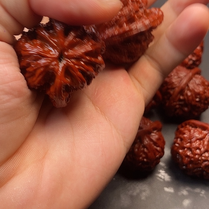 文玩核桃吊坠未虎头