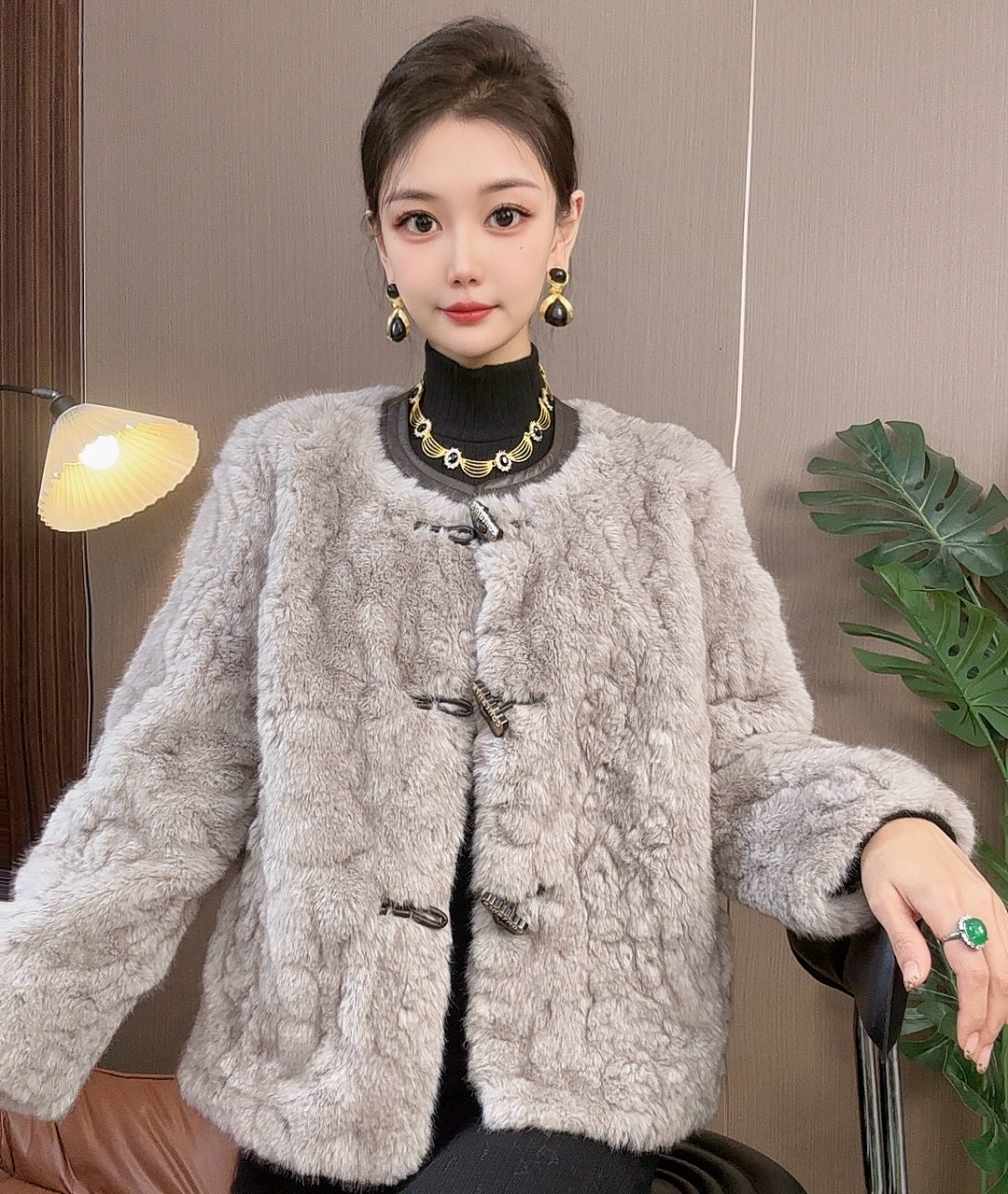 冬季2025新款气质高贵时尚女士轻奢加厚女外套过冬保暖上衣女