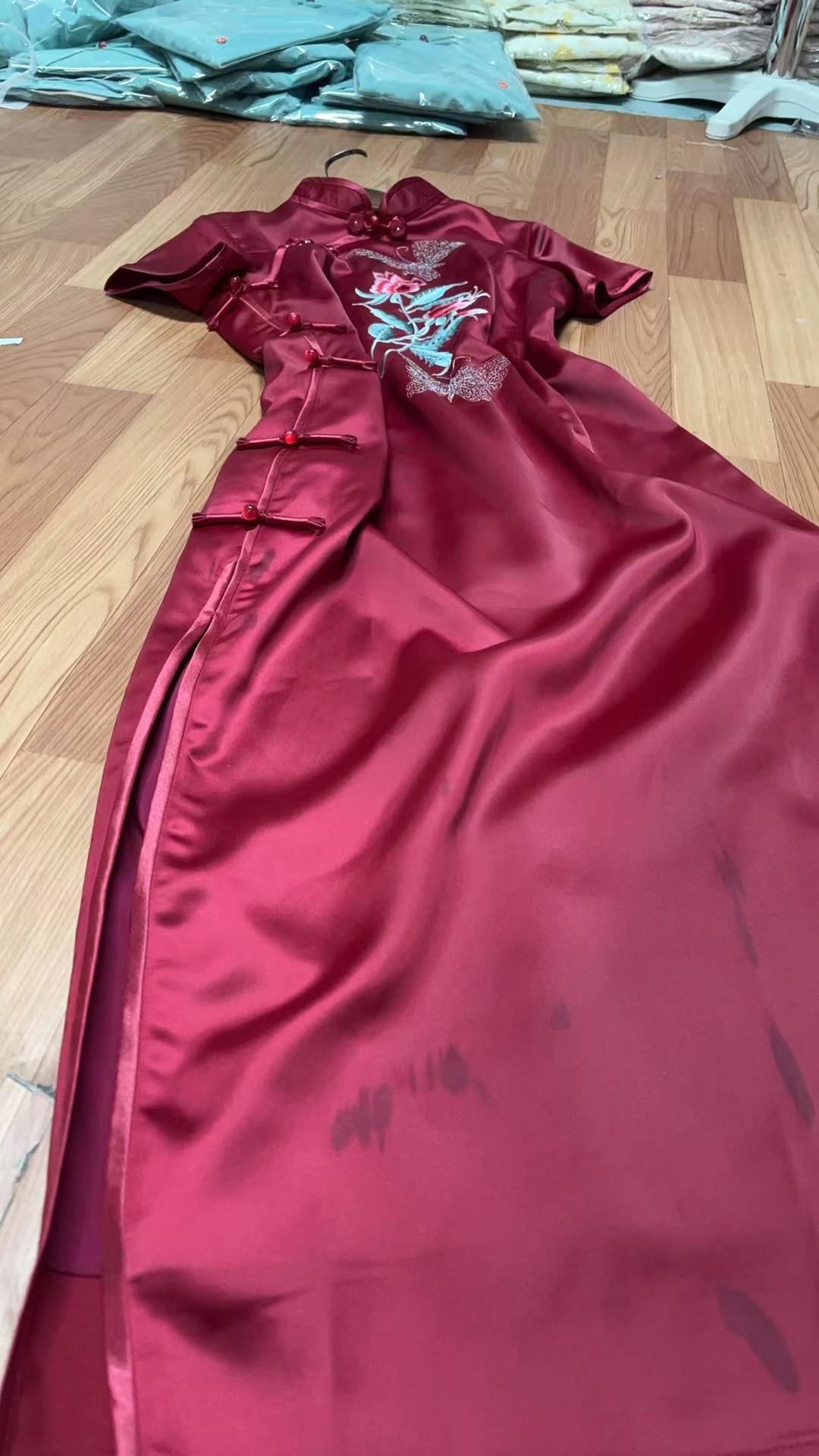 315-酒红 送考 定位刺绣 蝴蝶 旗袍