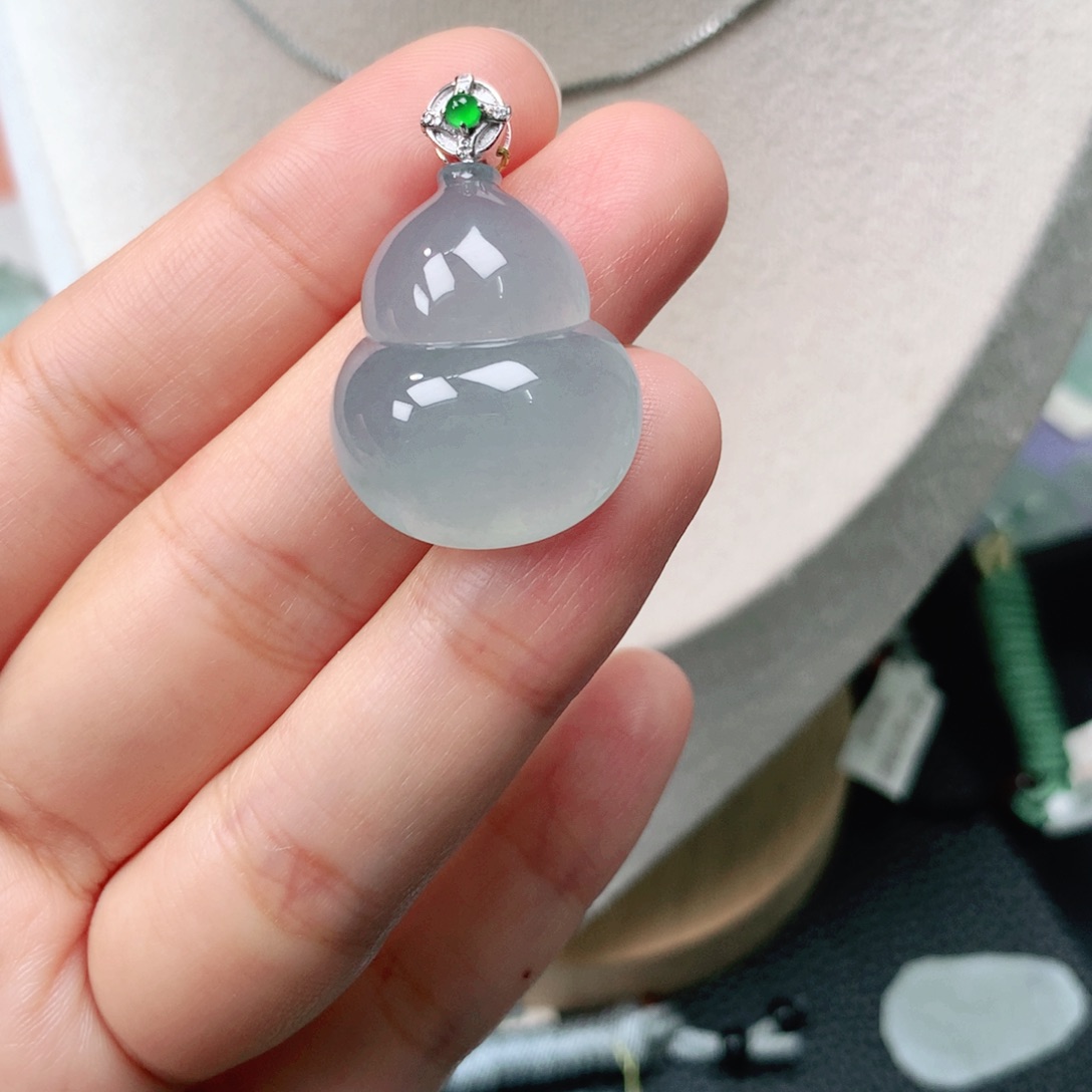 颈饰18K金镶嵌翡翠葫芦