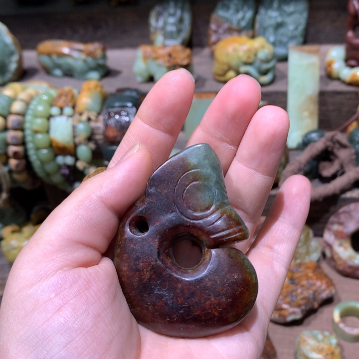未镶嵌岫岩河磨玉（透闪石质玉）把件