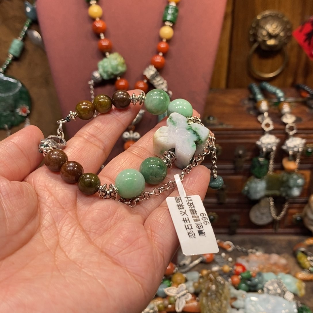 翡翠吊坠(赠链)未镶嵌