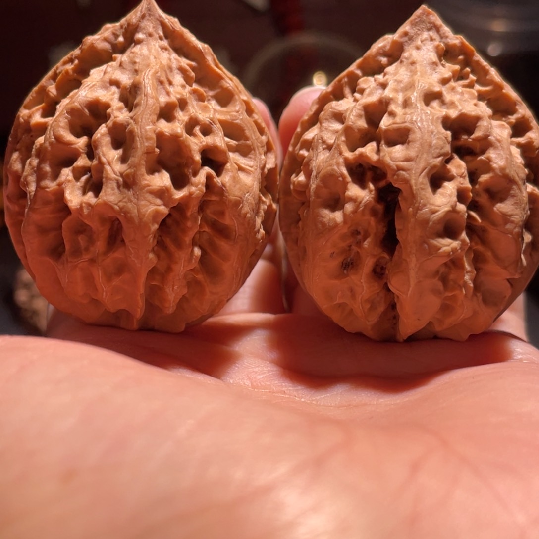 文玩核桃吊坠邪恶水蜜桃30