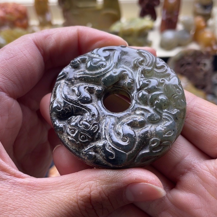 蛇纹石玉未镶嵌颈饰