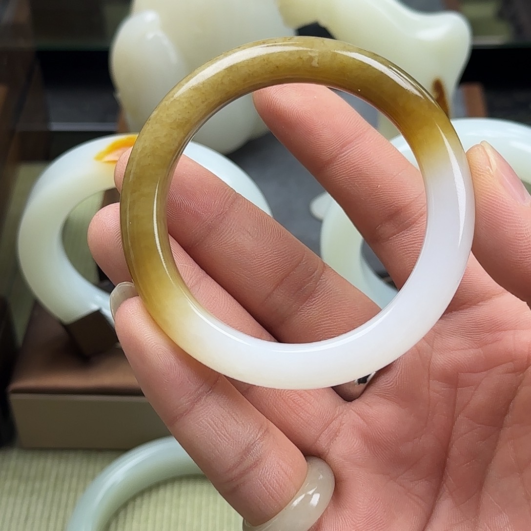 和田玉未镶嵌手镯俄料桂花糖