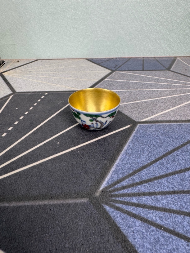 斗彩描金杯 ，绘画鸡，牡蓝花图