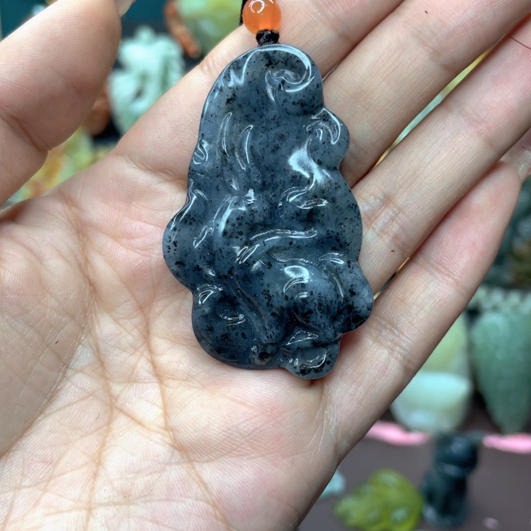 蛇纹石玉颈饰未镶嵌