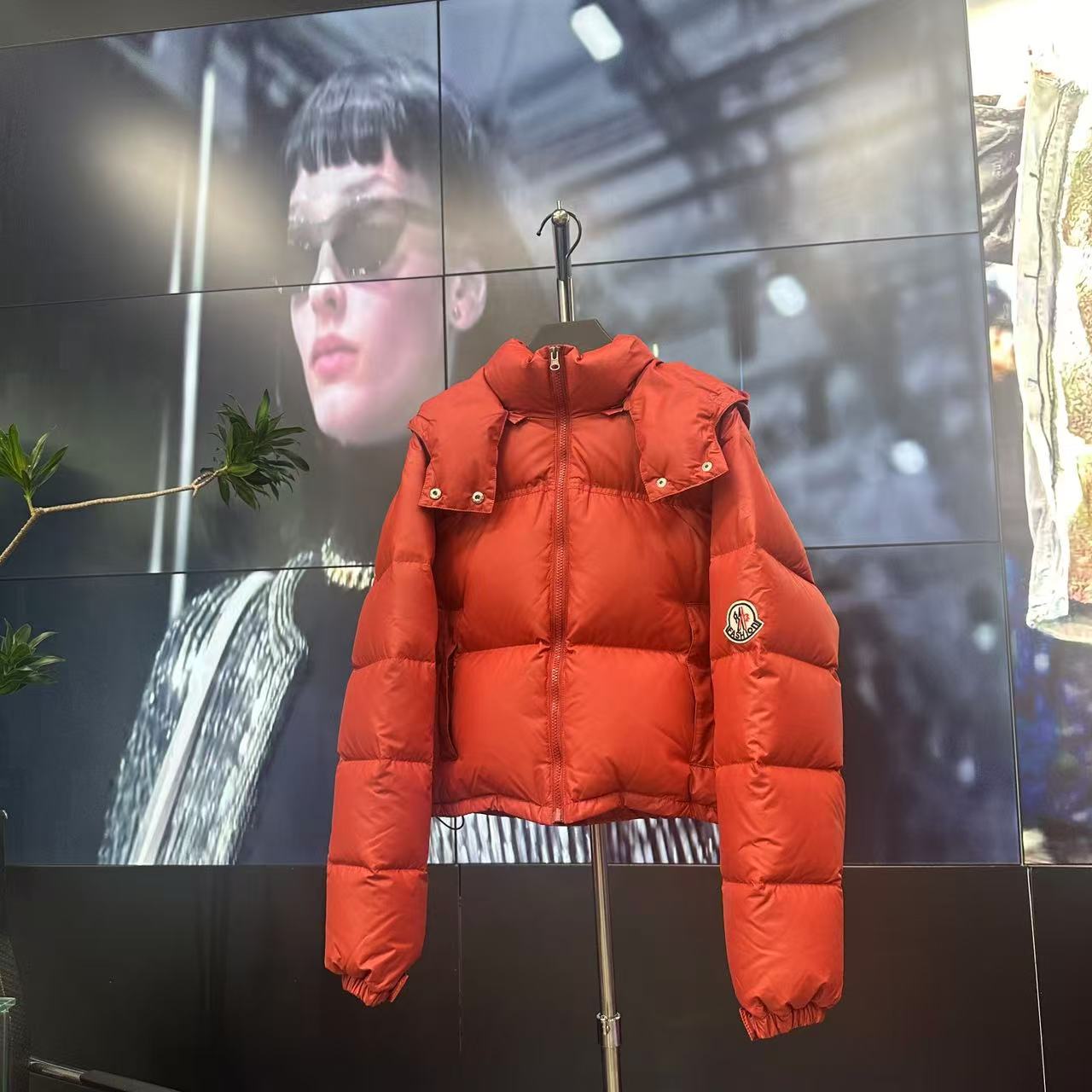 波尔多红羽绒服女设计感小众连帽今年流行短款加绒加厚面包服#001