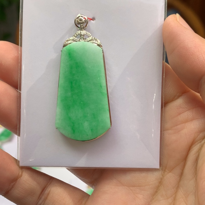 翡翠颈饰18K金镶嵌翡翠吊坠