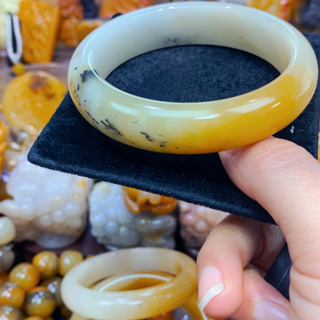 未镶嵌石英质玉（黄龙玉）颈饰