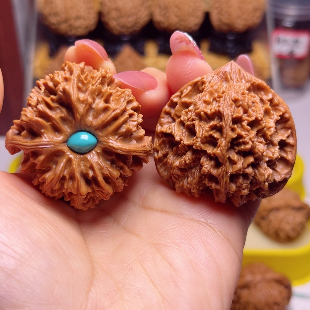 文玩核桃吊坠老树红皮满天星