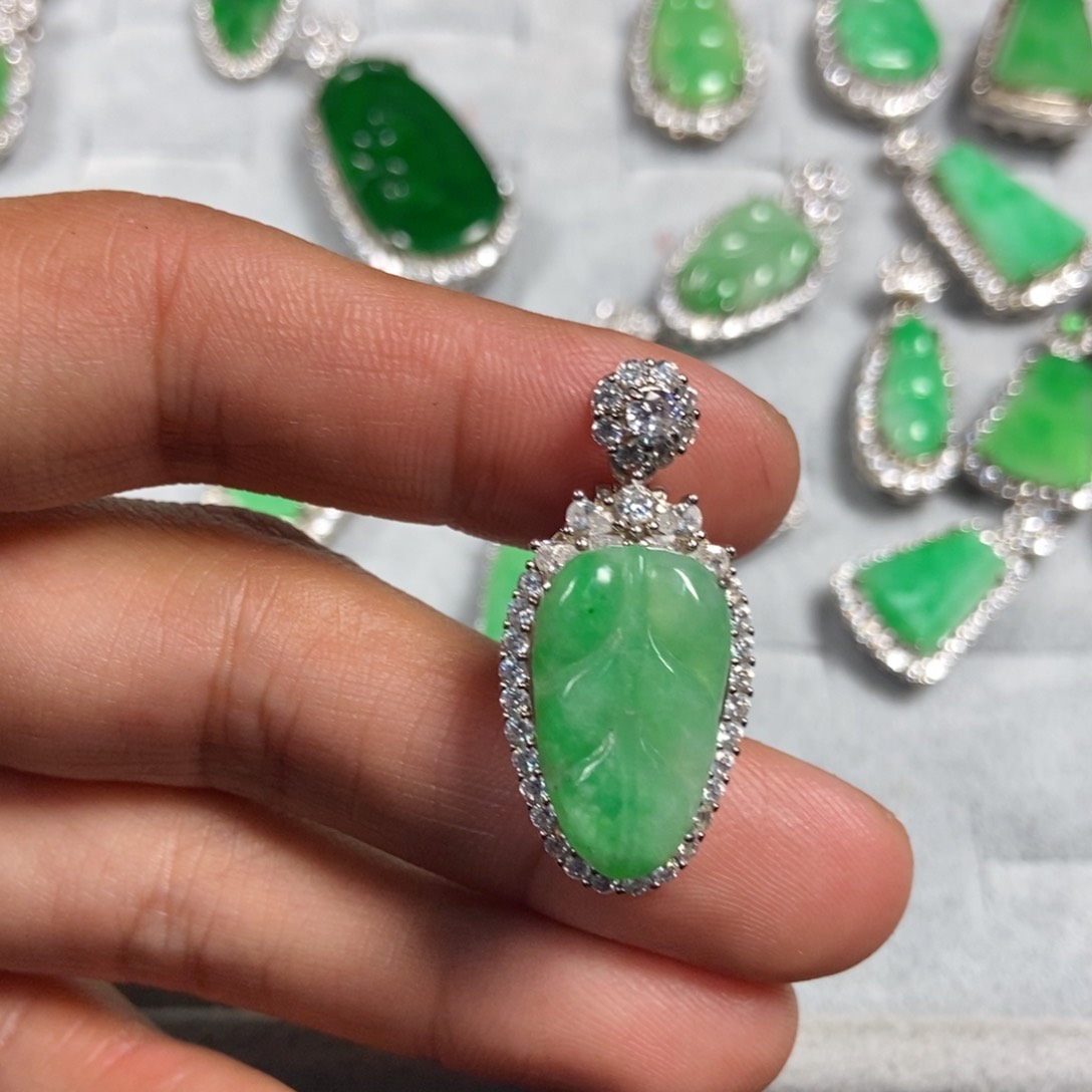 翡翠颈饰未镶嵌叶子