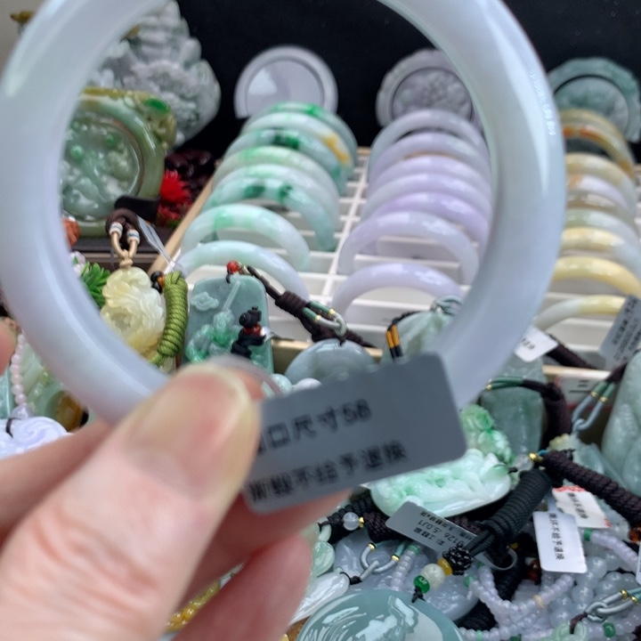 翡翠手镯未镶嵌吊坠