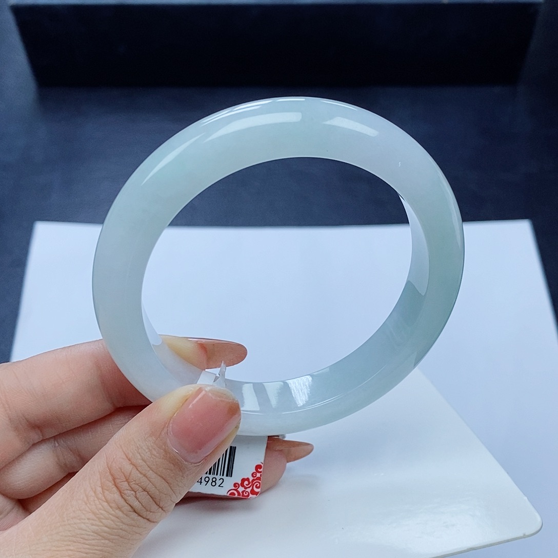 翡翠手镯未镶嵌58圈口