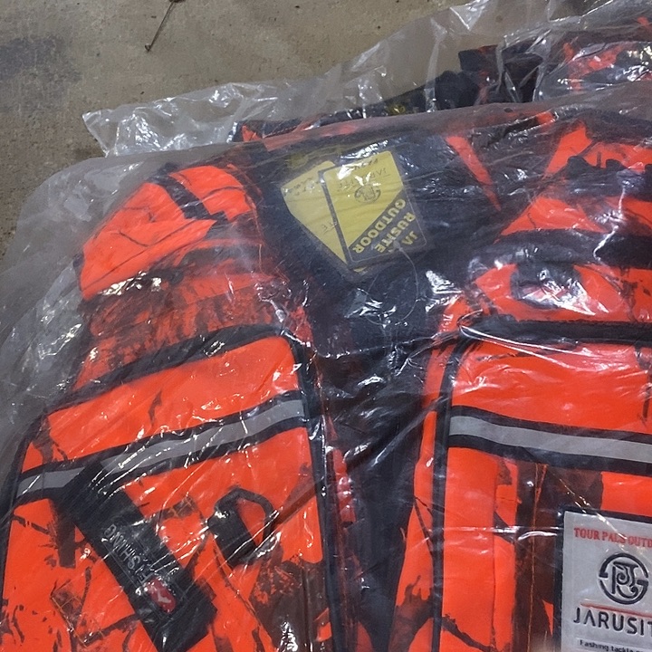 救生衣一件，，，，，，，